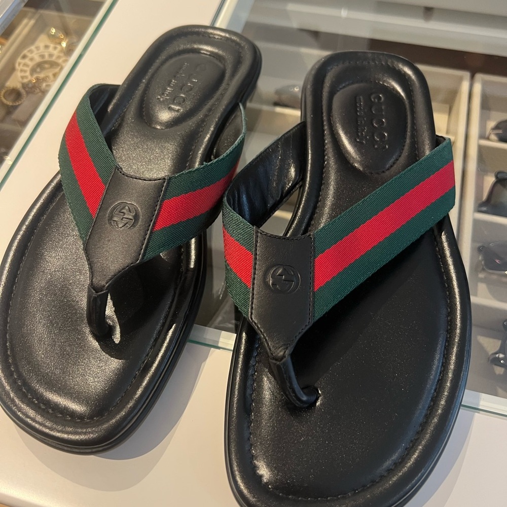 Men’s Gucci new flip flops.